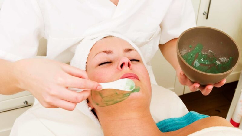 Benefits of Applying Aloe Vera Gel on Face Overnight